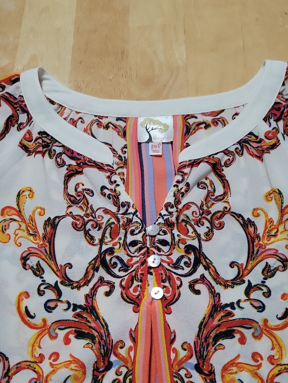 Fig and Flower Cream Scroll-Print Women's Blouse - Size PXL - Picture 9 of 11